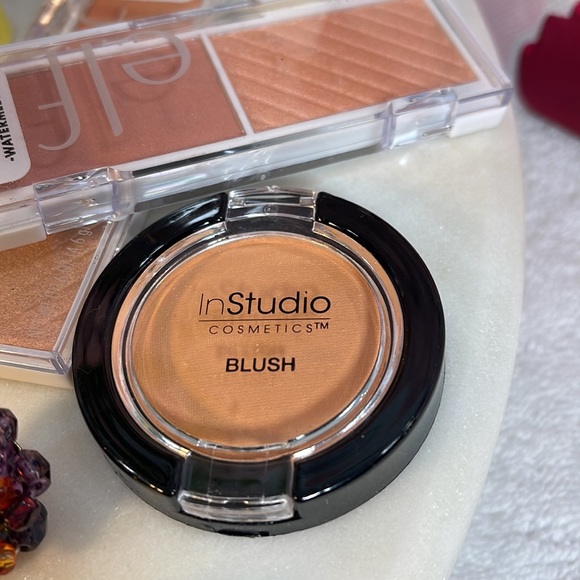 LARGE BUNDLE OF BEAUTY PRODUCTS & JEWELRY W/Lg. Cosmetic Bag - Picture 9 of 17